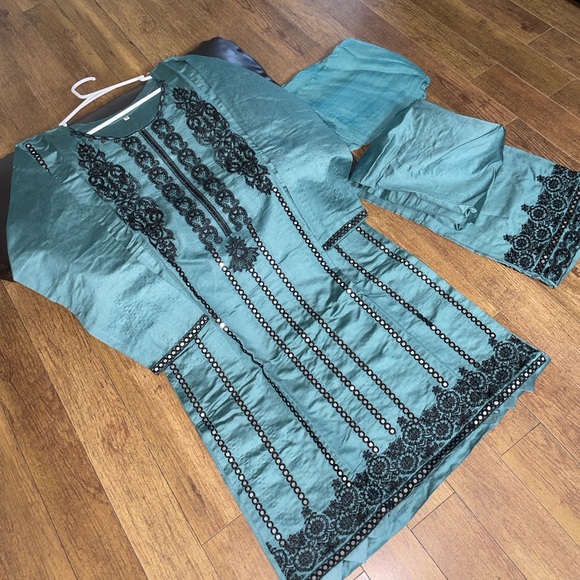 Pakistani embroidered mirror work suit - Picture 5 of 16